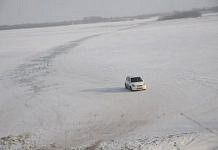 Несмотря на запрет водители уже едут по льду через Зею около Свободного