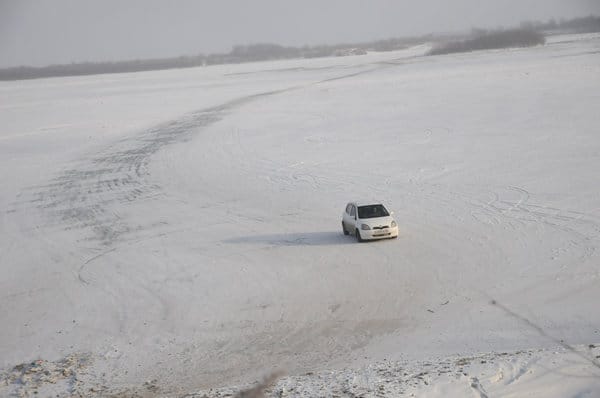 Несмотря на запрет водители уже едут по льду через Зею около Свободного. Новости