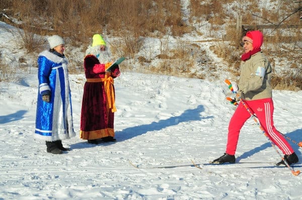 Работники свободненских детсадов боролись на лыжне за призы Деда Мороза. Новости