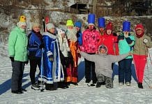 Работники свободненских детсадов боролись на лыжне за призы Деда Мороза