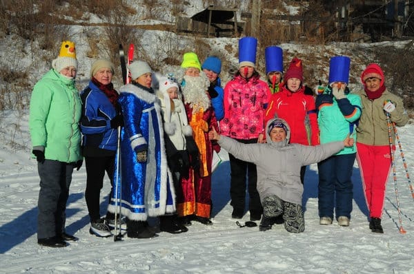 Работники свободненских детсадов боролись на лыжне за призы Деда Мороза. Новости