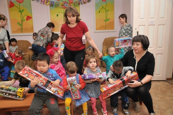 Сотрудники свободненского ОГИБДД подарили малышам детского дома машины и куклы. Новости