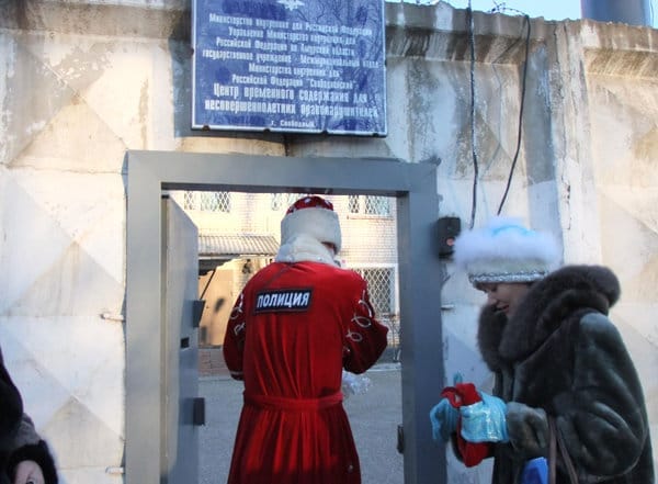 Малолетних правонарушителей в Свободном поздравил полицейский Дед Мороз. Новости