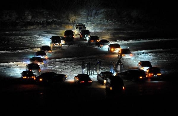 Свободненские водители составили на льду озера ёлку из автомобилей