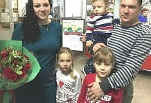 Подарки от «Единой России» получила победившая в конкурсе партпроекта семья из Свободного