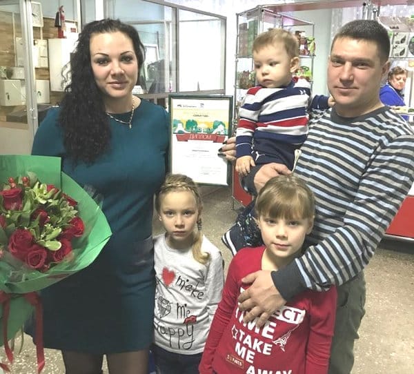Подарки от «Единой России» получила победившая в конкурсе партпроекта семья из Свободного. Новости