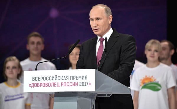 Президент России подписал указ о проведении Года добровольца в 2018 году. Новости