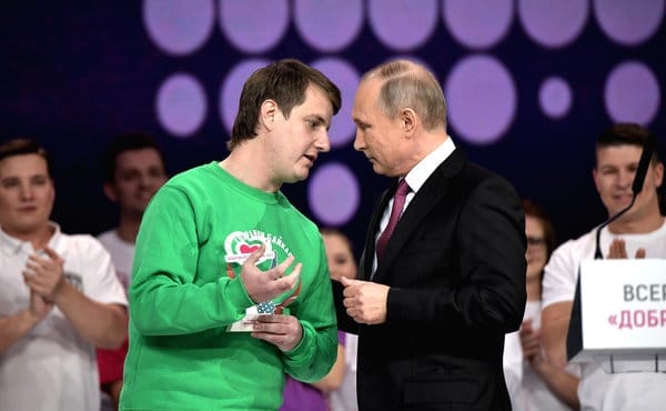 Президент России подписал указ о проведении Года добровольца в 2018 году. Новости