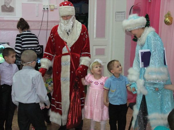 Полицейский Дед Мороз подарил детям из Свободненского приюта веру в чудо. Новости