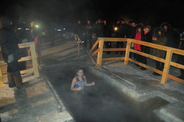 Крещенская ночь собрала в этом году у иордани на Зее рекордное число свободненцев. Новости
