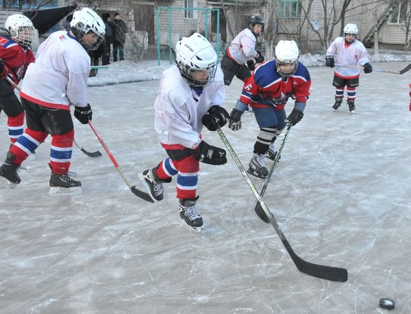 Дворовый хоккей начал возрождение в Свободном с катка на улице Репина. Новости