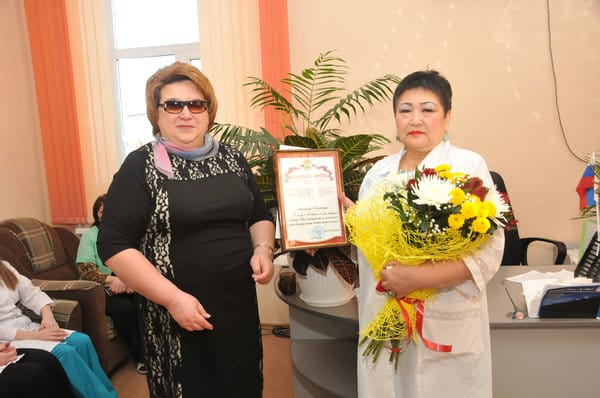 Доктор Ким из Свободного получила на юбилей розы и признание за профессионализм. Новости