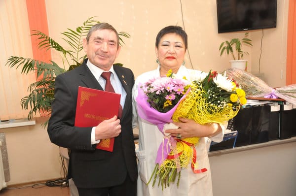 Доктор Ким из Свободного получила на юбилей розы и признание за профессионализм. Новости