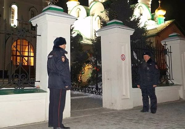 Амурские полицейские дежурят на Рождественских службах в храмах и народных гуляниях
