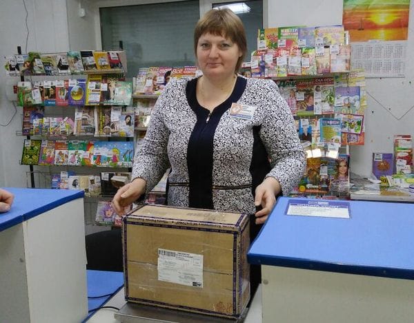Амурские почтальоны доставили новогодние подарки одиноким пожилым людям