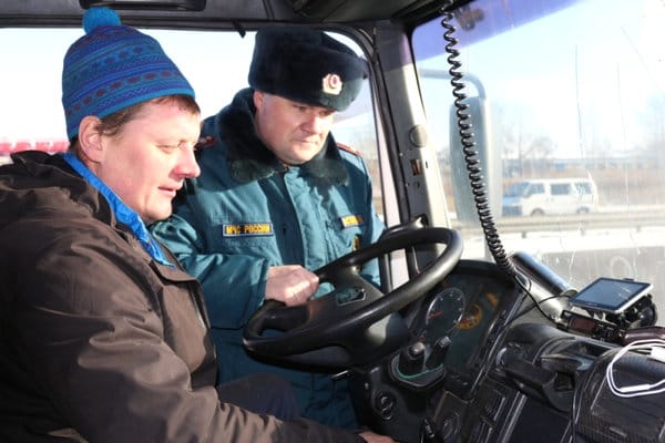 Сотрудники амурской МЧС оказывают помощь замерзающим на трассе водителям. Новости
