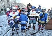Первый хоккейный турнир дворовых команд в Свободном завершился Масленицей