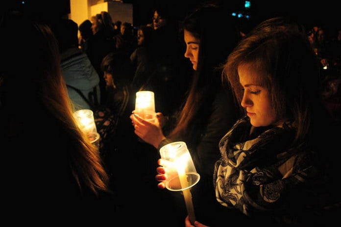 Накануне объявленного в России дня траура по погибшим в Кемерове свободненцы зажгли свечи памяти