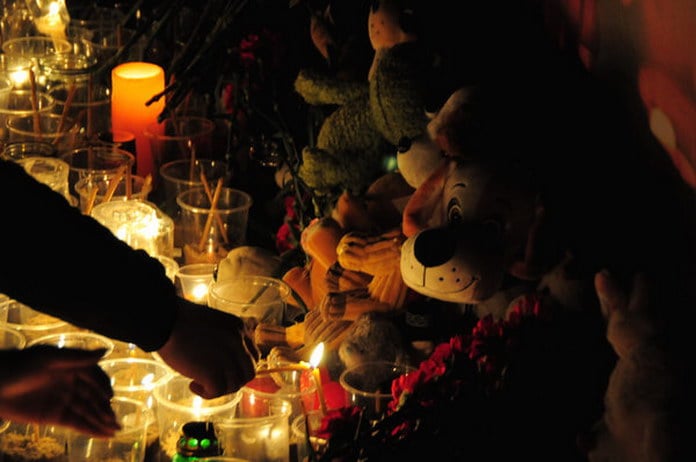 Накануне объявленного в России дня траура по погибшим в Кемерове свободненцы зажгли свечи памяти
