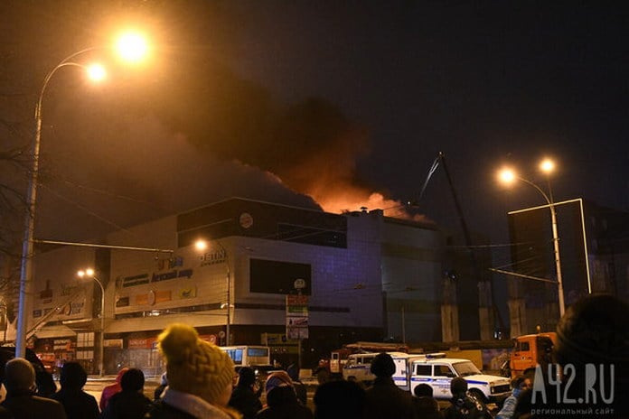 Гибель людей в горящем торговом центре Кемерова потрясла страну