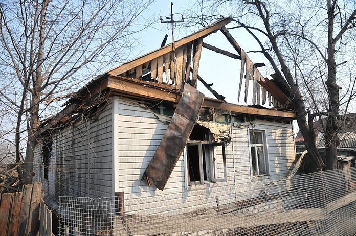 Соседи пытались спасти хозяйку сгоревшего частного дома в Свободном