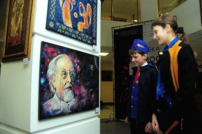 Картины амурских художников о космосе увидят на выставке в Циолковском