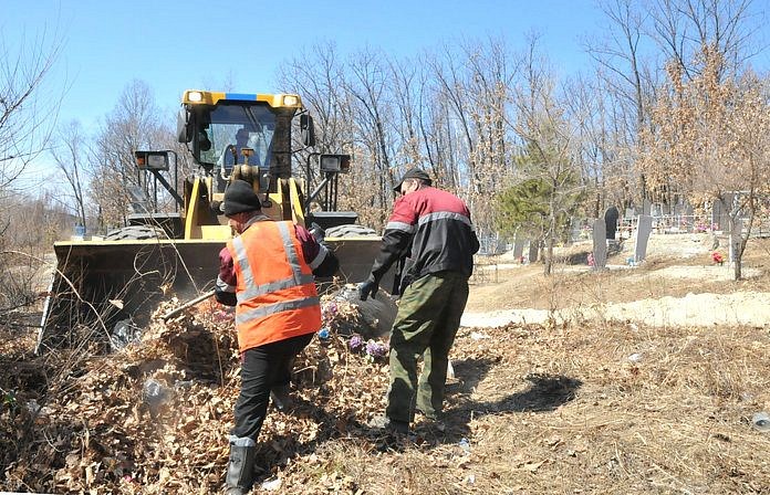 Накануне Радоницы с кладбища в Свободном вывезли тонны мусора