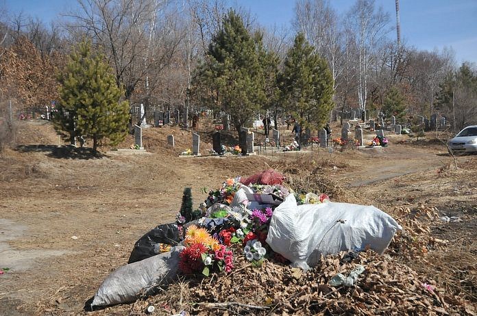 Накануне Радоницы с кладбища в Свободном вывезли тонны мусора