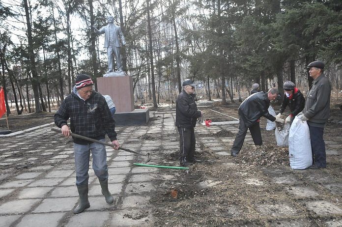К Дню рождения Ленина в Свободном провели субботник в сквере около памятника вождю