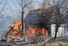 Трое амурчан ограбили жителя села и подожгли его дом