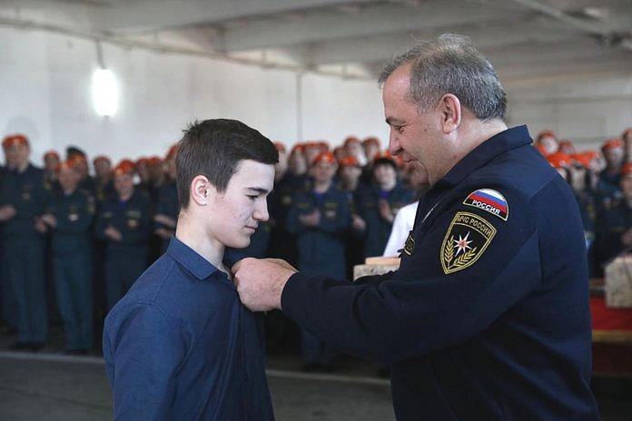 Глава МЧС России вручил медали свободненским школьникам за спасение людей на пожаре