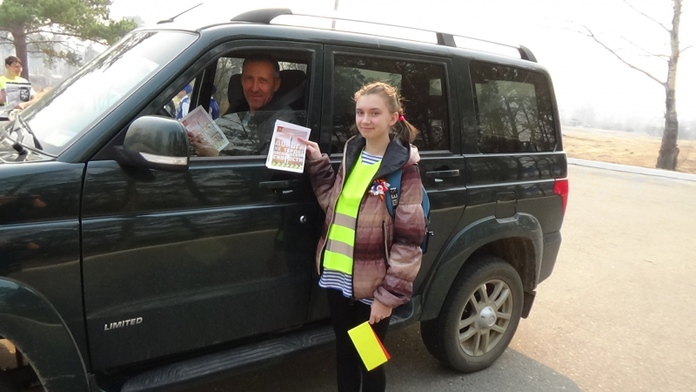 Юные инспекторы дорожного движения из Циолковского раздавали водителям листовки
