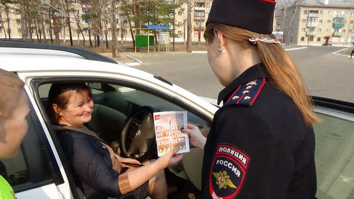 Юные инспекторы дорожного движения из Циолковского раздавали водителям листовки