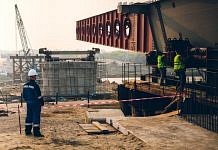Международный мост через  Амур постепенно приобретает очертания