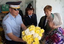 Полицейские Циолковского пришли с цветами и подарками к ветеранам