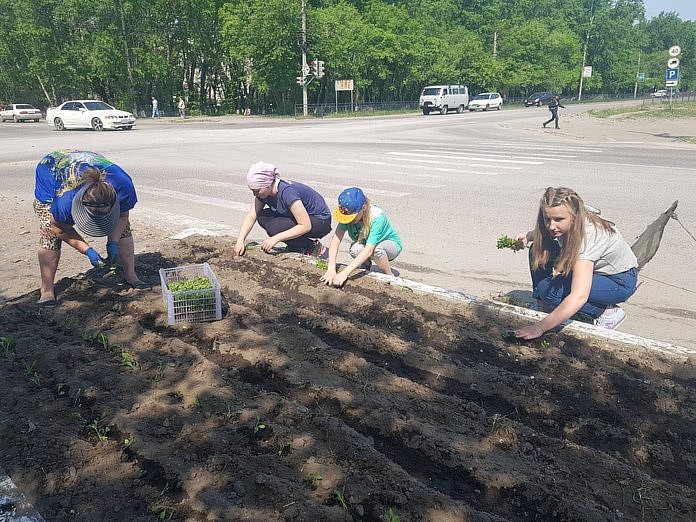 Трудовое лето для школьников Свободного началось с посадки цветов на улицах города