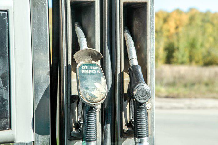Правительство РФ исключило подорожание бензина до 100 рублей за литр