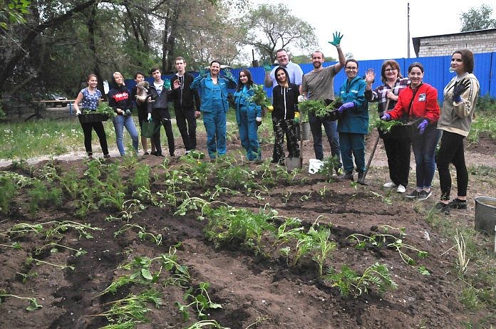 Участники проекта «ЭкоСвобода» посадили цветы в сквере исторической части Свободного
