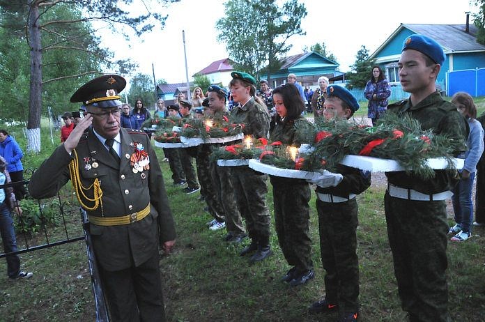 Юнармейцы Свободненского района пустили венки со свечами по Зее
