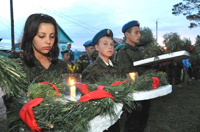 Юнармейцы Свободненского района пустили венки со свечами по Зее