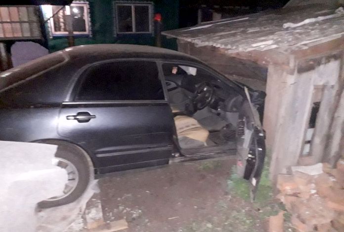 В амурском селе неопытный угонщик разбил автомобиль и повредил гараж