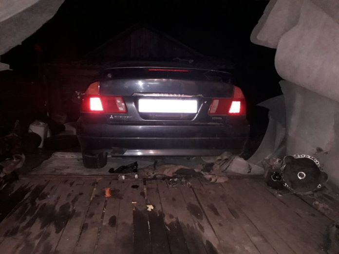 В амурском селе неопытный угонщик разбил автомобиль и повредил гараж