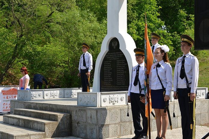 День рождения Благовещенска начался у памятника казакам-первопоселенцам