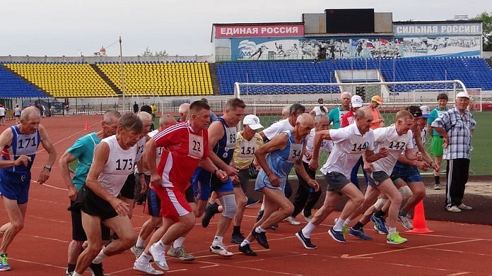 80-летний амурчанин пробежал километровую дистанцию на Спартакиаде пенсионеров