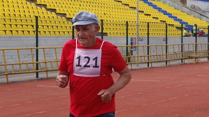 80-летний амурчанин пробежал километровую дистанцию на Спартакиаде пенсионеров