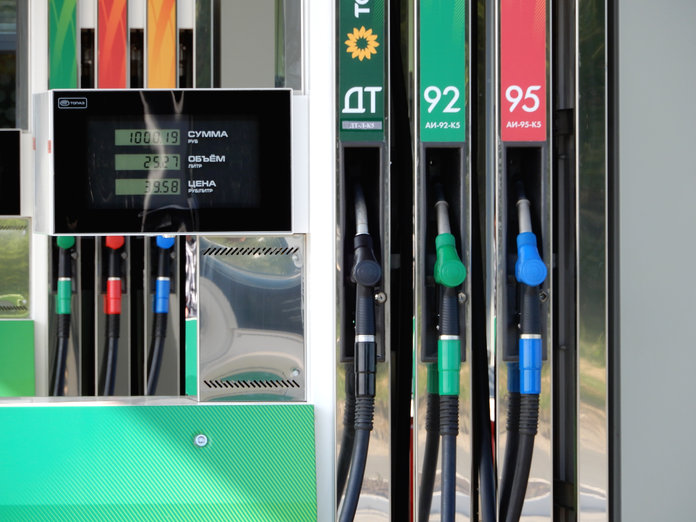 Стоимость бензина на российских автозаправках может увеличиться ещё на три рубля