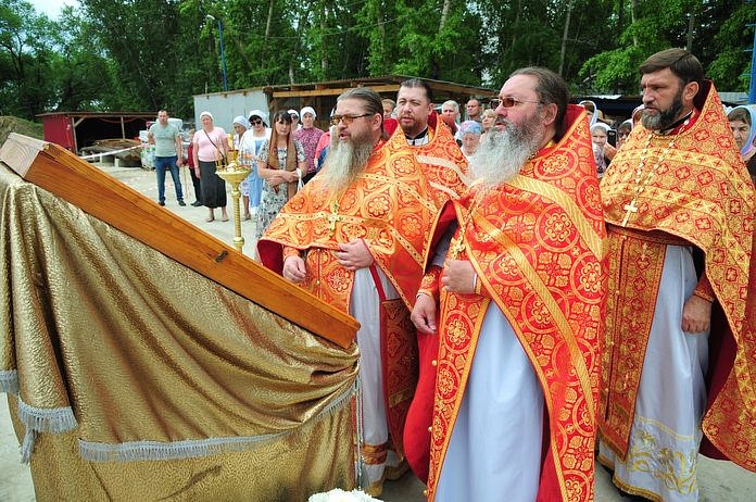 Архиепископ Лукиан совершил литургию в Свободном возле строящегося храма в честь цесаревича Алексея