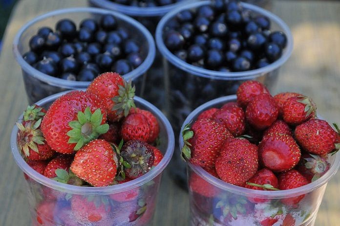 Овощи и ягоду на рынке Свободного любят покупать иностранцы