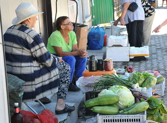 Овощи и ягоду на рынке Свободного любят покупать иностранцы