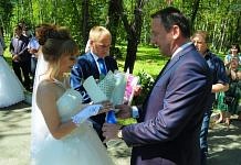Владимир Константинов поздравил молодожёнов с регистрацией брака в День рождения города
